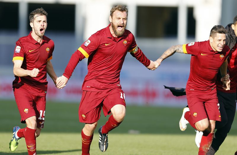 © Reuters. Jogadores da Roma Pjanic, De Rossi e Iturbe comemoram vitória sobre a Udinese