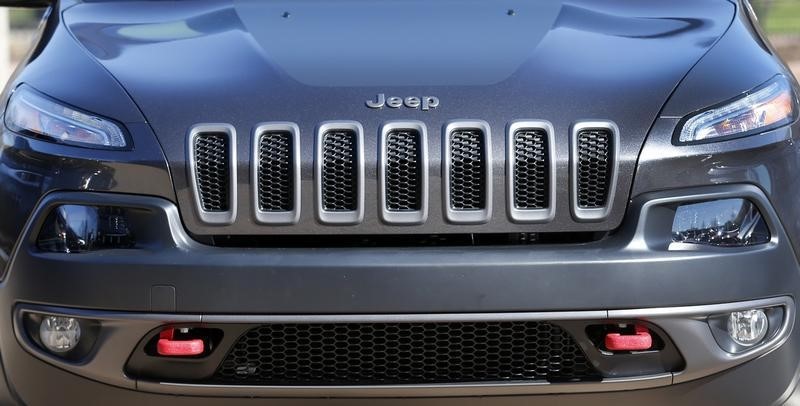 © Reuters. Front grill of a 2014 Chrysler Jeep Cherokee Trailhawk is seen on display outside Chrysler World Headquarters during the FCA Investors Day in Auburn Hills