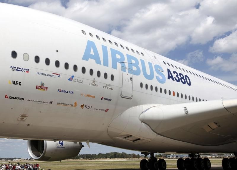 © Reuters. An Airbus-380 displays signage from the airlines that fly the aircraft at the EAA convention in Oshkosh