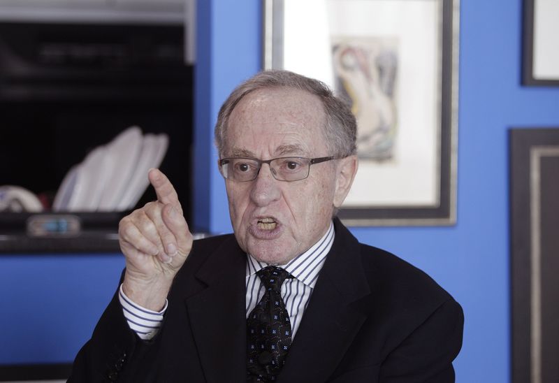 © Reuters. Attorney and law professor Alan Dershowitz discusses allegations of sex with an underage girl levelled against him, during an interview at his home in Miami Beach