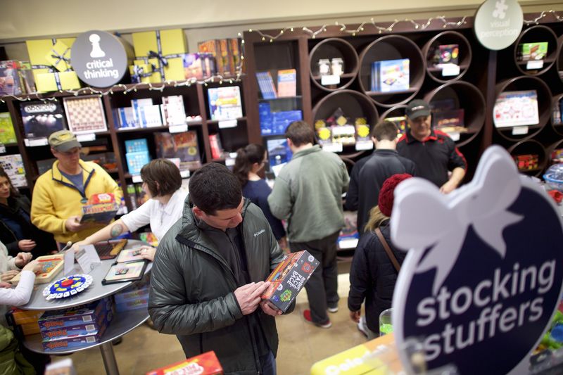 © Reuters. Shoppers browse at Marbles: The Brain Store within The Court, King of Prussia Mall, United State's largest retail shopping space, in King of Prussia