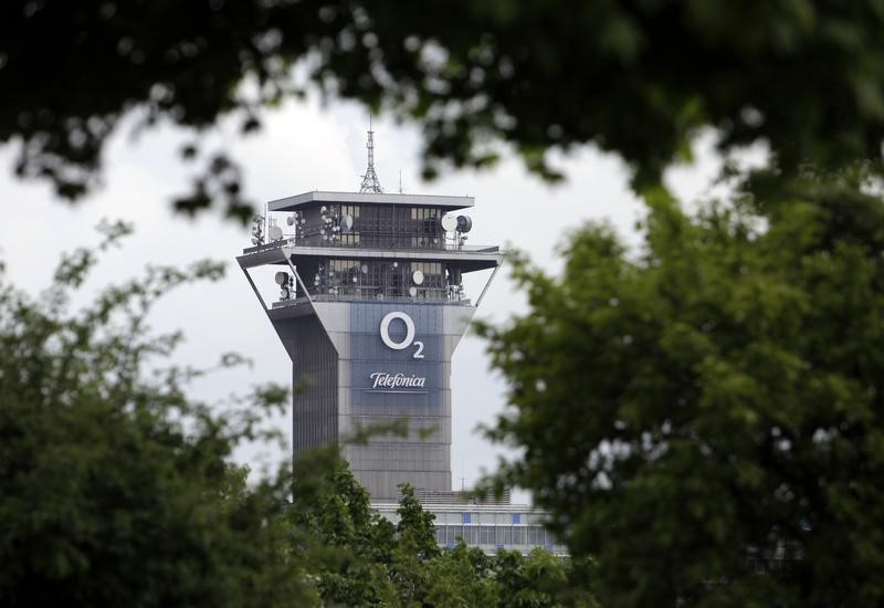 © Reuters. The logo of mobile phone operators O2 and Telefonica (MADRID:{{469|TEF}}) Czech Republic are seen on the company's technical support centre in Prague