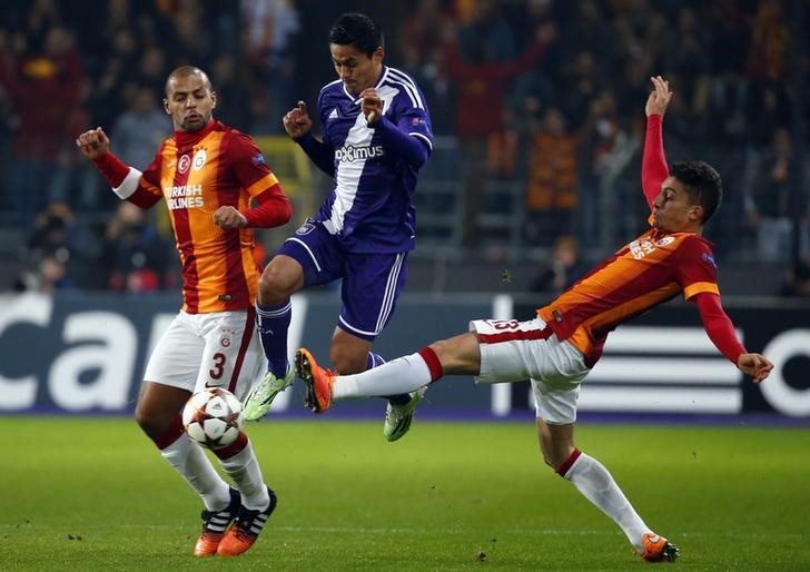 © Reuters. Jogadores brasileiros do Galatasaray Felipe Melo e Alex Telles disputam bola com Najar, do Anderlecht, em partida da Liga dos Campeões