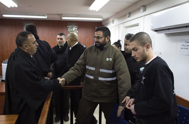 © Reuters. Palestino Hussam Kawasmeh, membro do grupo militante Hamas, cumprimenta seu advogado em tribunal militar perto de Ramallah