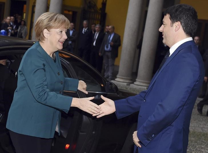 © Reuters. Italian Prime Minister Matteo Renzi welcomes German Chancellor Angela Merkel as she arrives for a meeting on the sidelines of a Europe-Asia summit in Milan