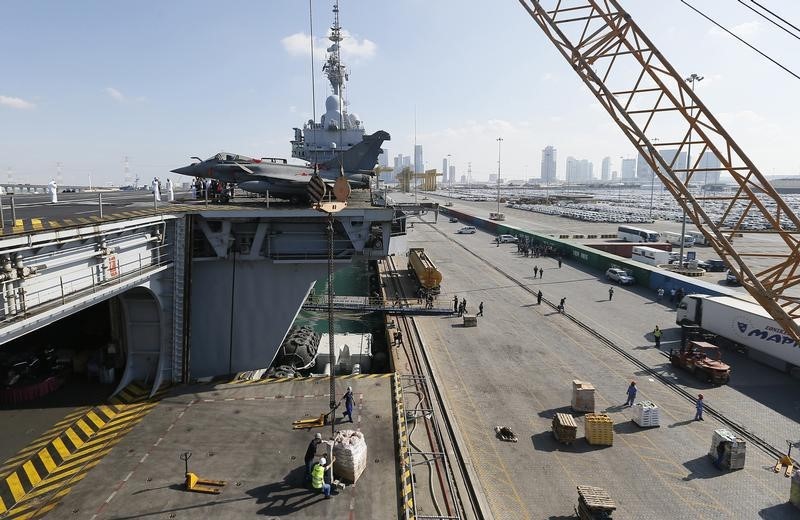 © Reuters. Work is carried out around the French aircraft carrier Charles de Gaulle during a port call in Abu Dhabi