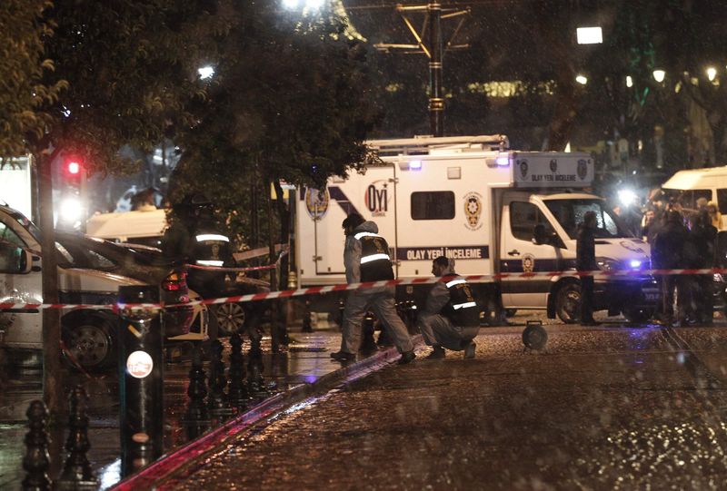 © Reuters. Agentes forenses trabalham no local de uma explosão em Istambul