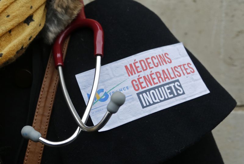 © Reuters. MALGRÉ LA FRONDE DES MÉDECINS LIBÉRAUX, LE GOUVERNEMENT RESTE FERME SUR LA GÉNÉRALISATION DU TIERS PAYANT