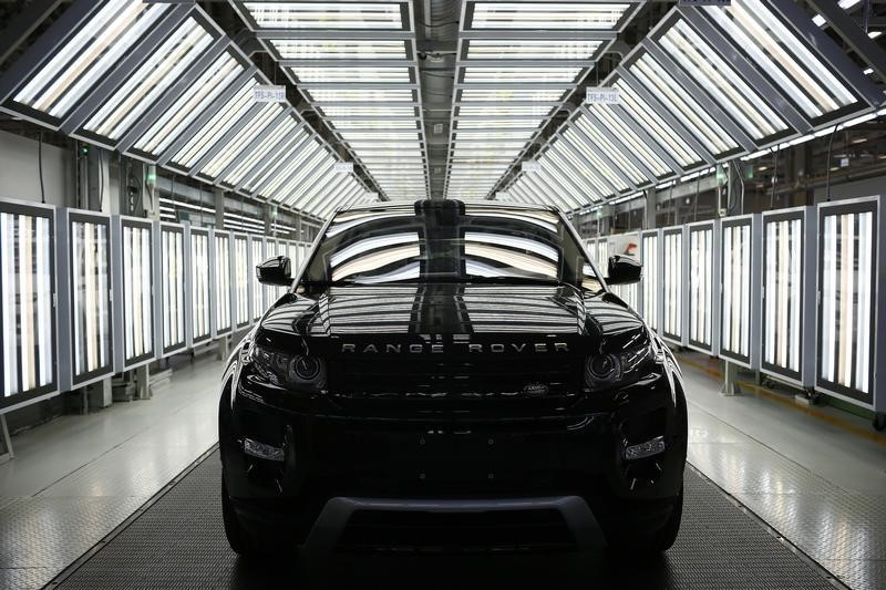 © Reuters. A Land Rover Evoque car is seen on the production line inside the Chery Jaguar Land Rover plant before the plant opening ceremony in Changshu