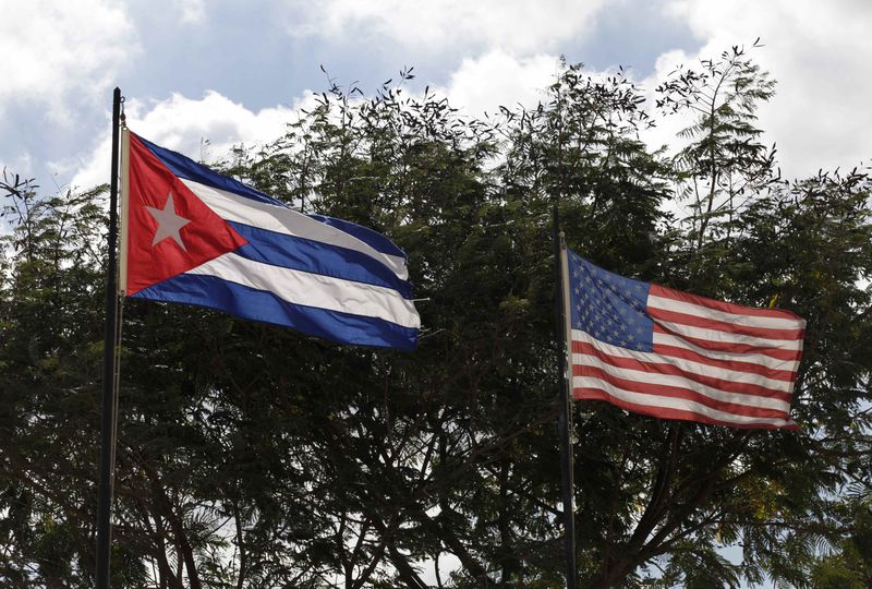 © Reuters. Bandeiras de Cuba e dos Estados Unidos em Havana