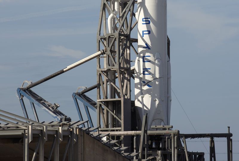 © Reuters. O lançamento de um foguete da SpaceX, na Flórida, foi cancelado por causa de um defeito técnico de último minuto nesta terça-feira,.