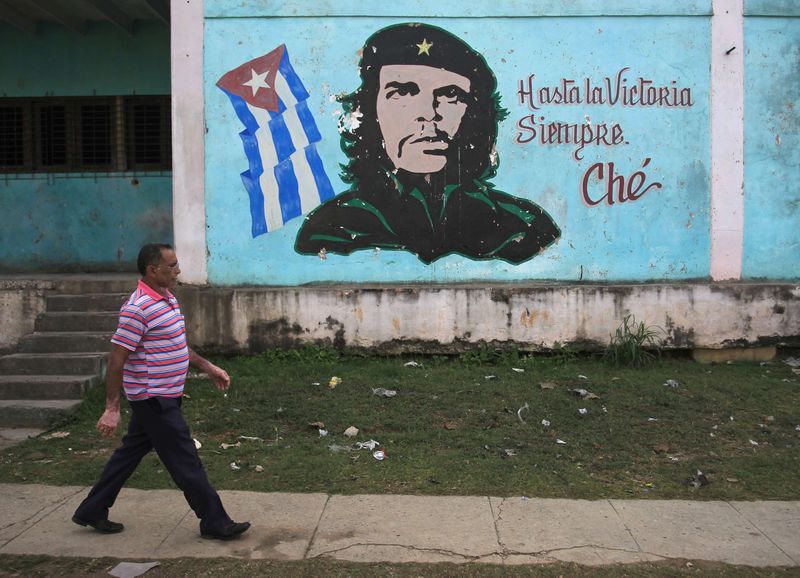 © Reuters. A man walks past near an image of revolutionary hero Ernesto "Che" Guevara in Havana