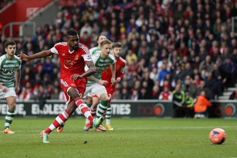 © Reuters. Southampton's Do Prado shoots and scores a penalty against Yeovil Town during their English FA Cup fourth round match at St Mary's stadium in Southampton, southern England