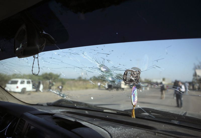 © Reuters. Buracos de bala em carro no Estado de Michoacán