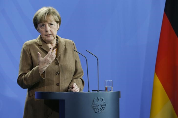 © Reuters. German Chancellor Merkel addresses a news conference after talks with Pakistan's Prime Minister Sharif at the Chancellery in Berlin