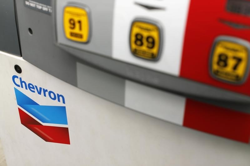 © Reuters. A Chevron gas pump is shown at a retail gas station in Cardiff