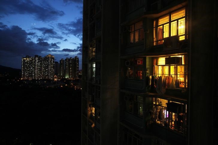 © Reuters. Residential units are lit up during sunset in Hong Kong