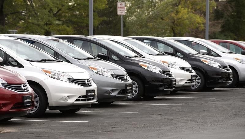 © Reuters. A line of new Nissan autos is seen outside a Nissan auto dealer in Broomfield, Colorado