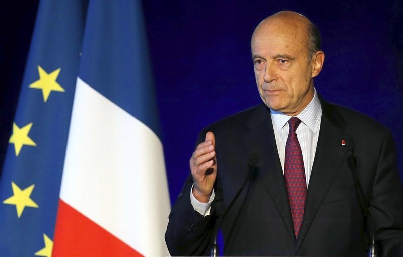 © Reuters. ALAIN JUPPÉ ESTIME QUE LE RASSEMBLEMENT DOIT ALLER JUSQU'À LA GAUCHE