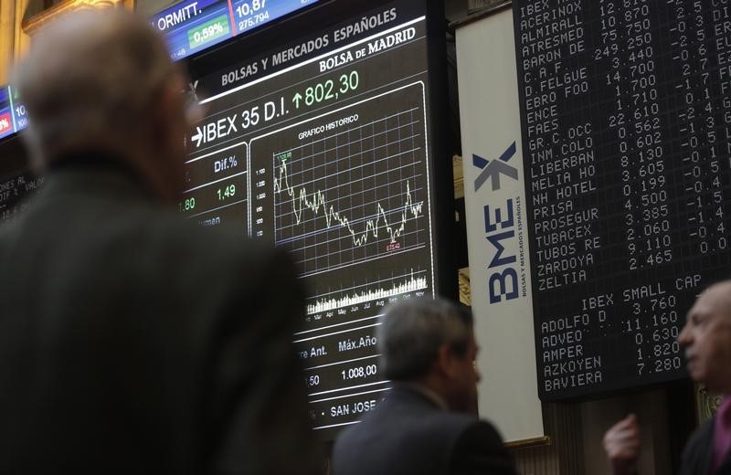 © Reuters. El Ibex mantiene rebote a media sesión, inflación negativa apoya acción BCE