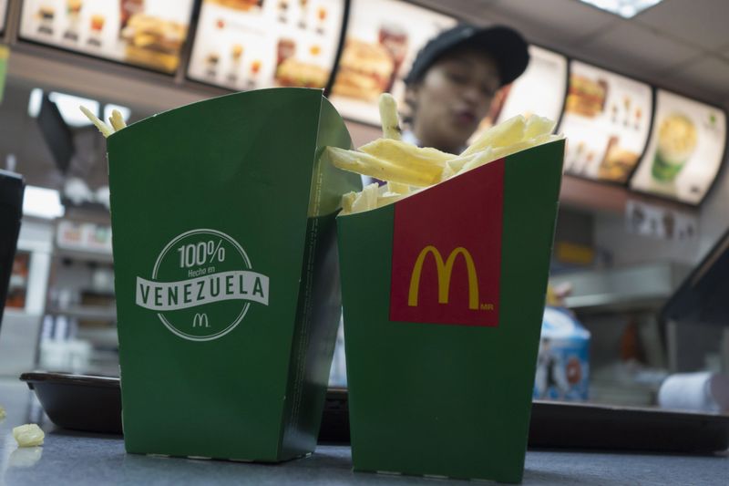 © Reuters. Escasez en Venezuela llega a McDonald's y deja a clientes sin patatas fritas