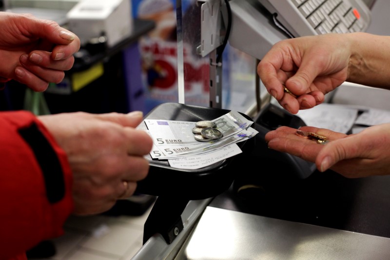 © Reuters. LES PRIX À LA CONSOMMATION ONT BAISSÉ DE 0,2% EN DÉCEMBRE DANS LA ZONE EURO