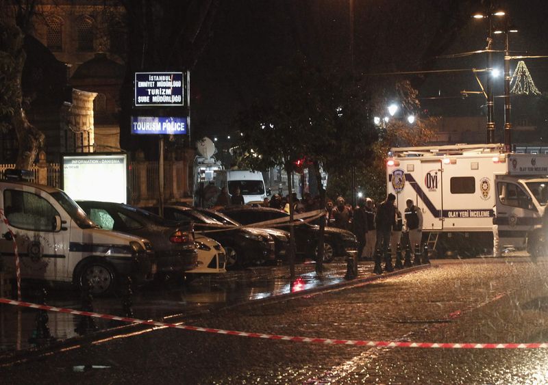 © Reuters. Policiais isolam local de ataque a bomba em Istambul