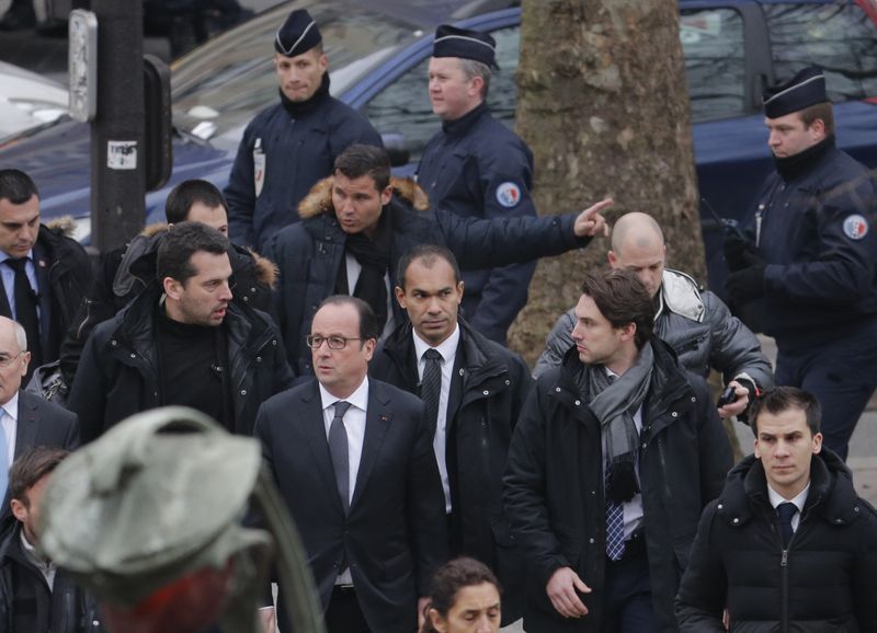 © Reuters. Presidente francês,  François Hollande, chega a local de ataque em Paris