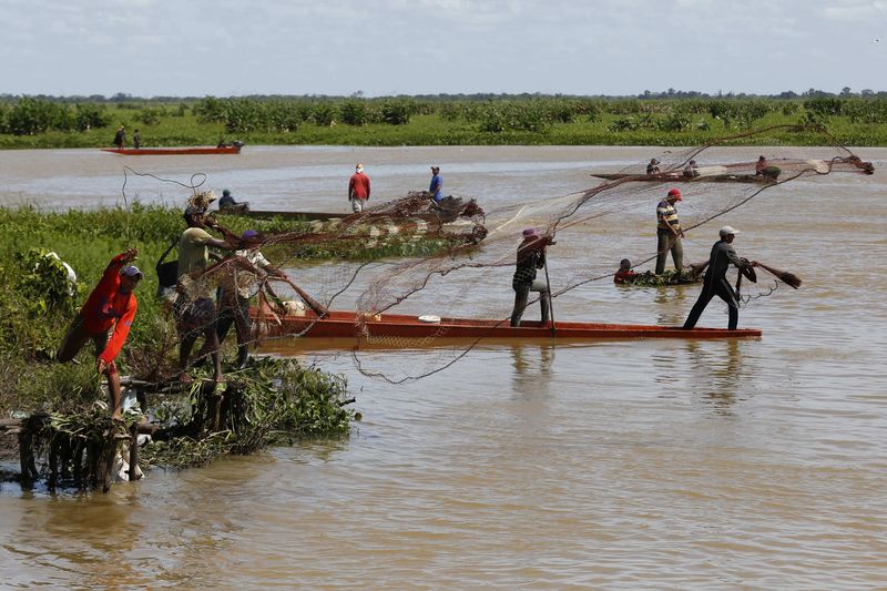 © Reuters. Pescadores lançam rede no rio Arauca, em El Yagual, no Estado de Apure