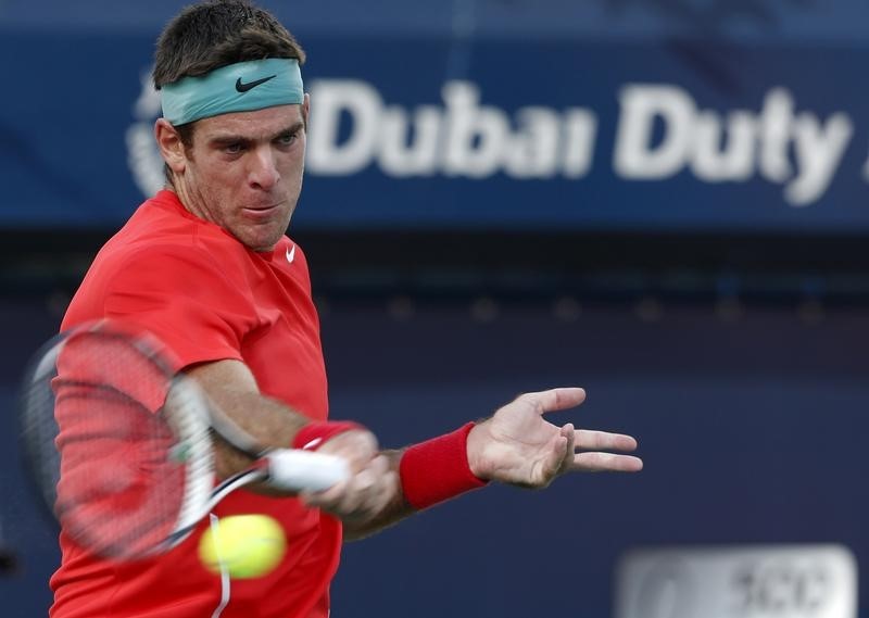 © Reuters. Del Potro of Argentina returns the ball to Devvarman of India during their men's singles match at the ATP Dubai Tennis Championships