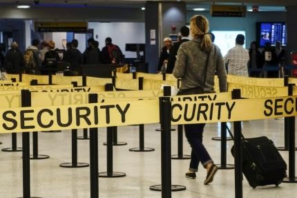 © Reuters. Passengers make their way in a security checkpoint at the International JFK airport in New York