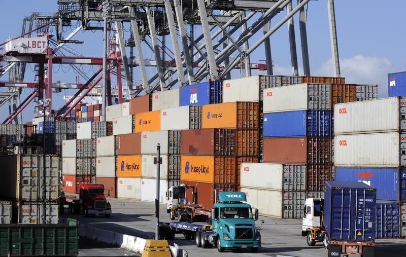 © Reuters. Semi trucks and containers wait at the Port of Long Beach