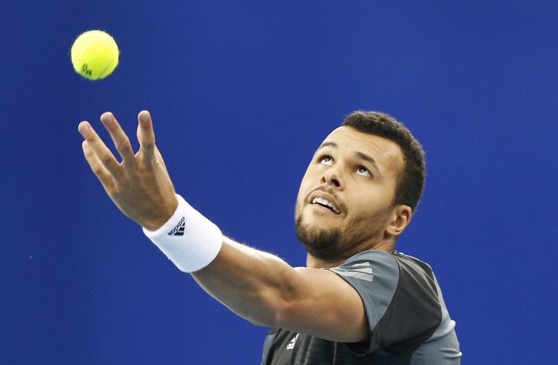 © Reuters. Tsonga se cae del Abierto de Australia por lesión