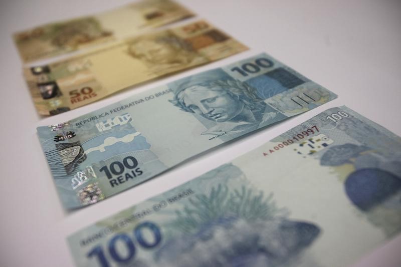 © Reuters. A photo illustration of new Brazilian R$50 and R$100 real currency notes after their launch in Brasilia