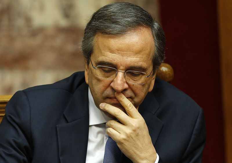 © Reuters. Greek Prime Minister Samaras reacts in parliament during the last round of a presidential vote in Athens