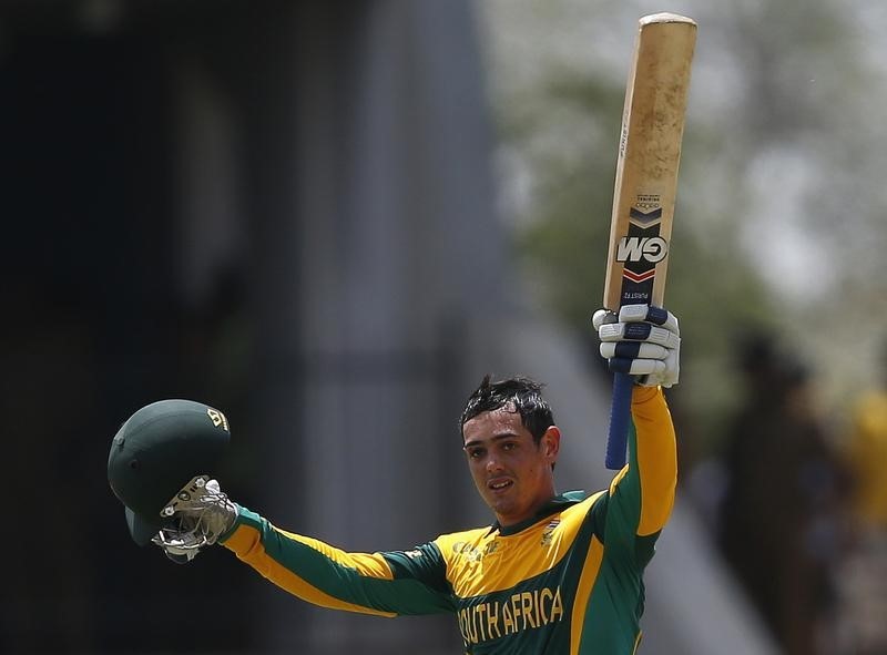 © Reuters. South Africa's de Kock celebrates his century during their final One Day International cricket match against Sri Lanka in Hambantota