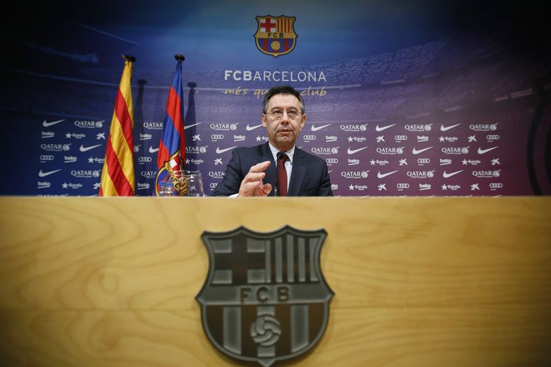 © Reuters. Barcelona's President Josep Maria Bartomeu attends a news conference at Camp Nou stadium in Barcelona