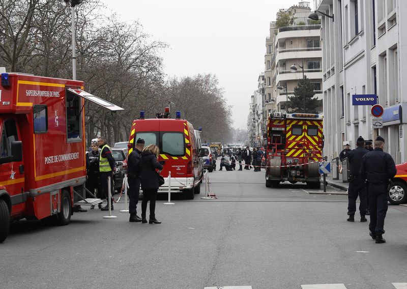 © Reuters. Policiais trabalham no local de um tiroteio em Paris