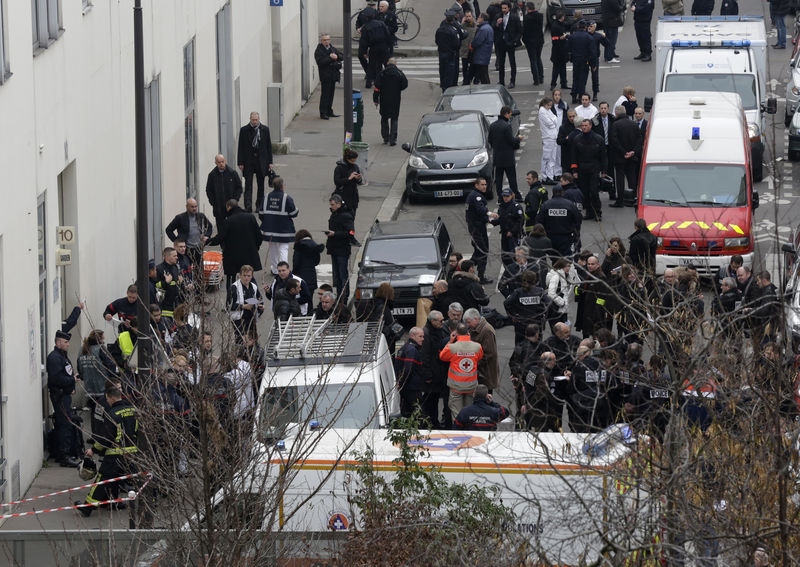 © Reuters. España eleva el nivel de alerta terrorista tras atentado de París