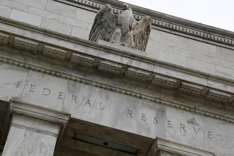 © Reuters. An eagle tops the U.S. Federal Reserve building's facade in Washington