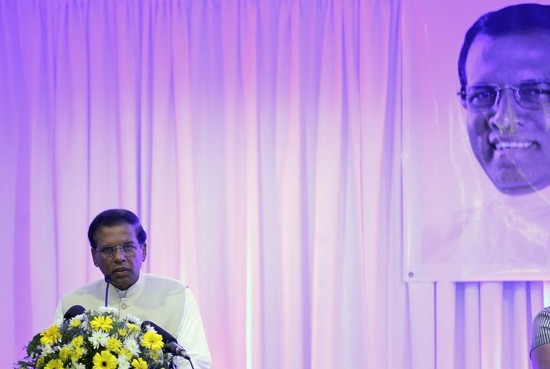 © Reuters. Sri Lanka's common presidential candidate Mithripala Sirisena speaks during a meeting with the Diplomatic Community in Colombo