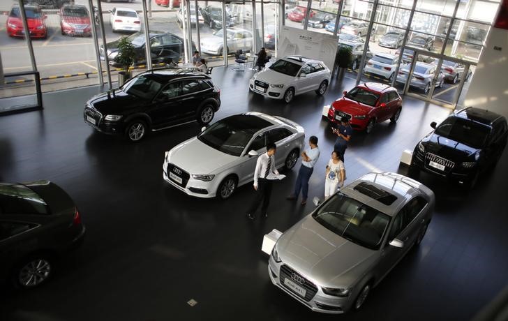 © Reuters. Customers look at cars at an Audi dealership from the Baoxin Auto Group in Shanghai