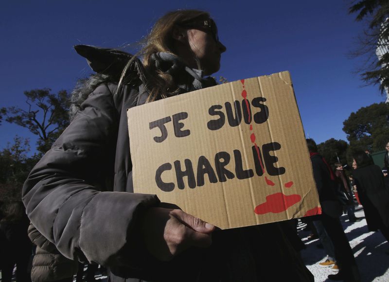 © Reuters. Uno de los tres sospechosos del ataque de París se entrega a la policía