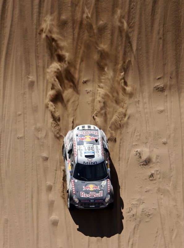 © Reuters. El catarí Al-Attiyah extiende su ventaja en el Dakar  