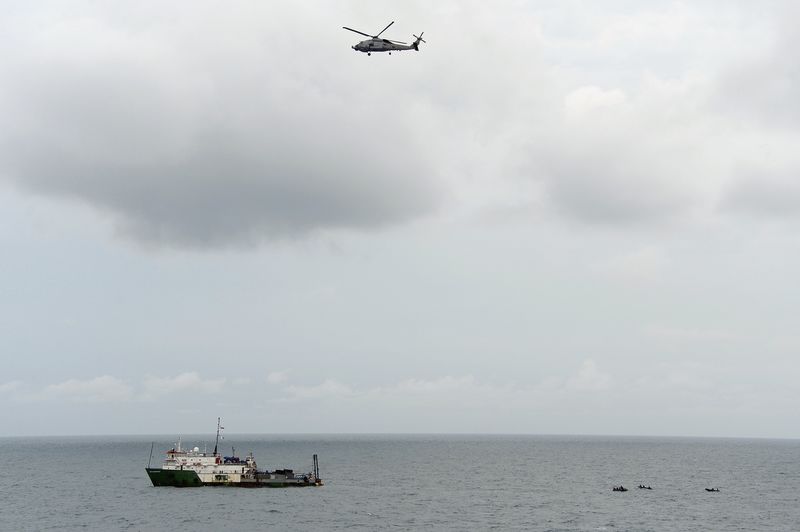 © Reuters. DES PLONGEURS À LA RECHERCHE DES BOÎTES NOIRES DE LAIRBUS DAIRASIA