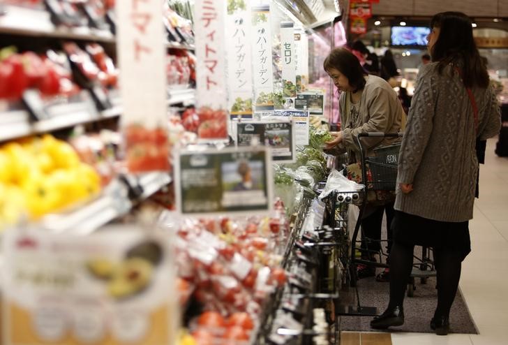 © Reuters. Shoppers browse vegetables at a supermarket in Chiba