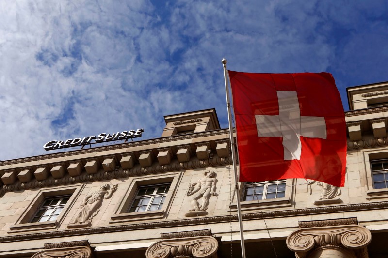 © Reuters. A national flag of Switzerland flies in front of a branch office of Swiss bank Credit Suisse in Luzern