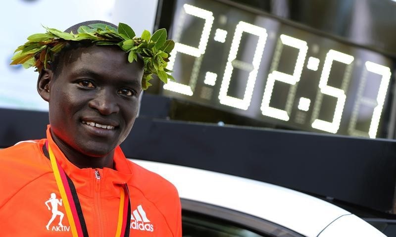 © Reuters.  Kimetto of Kenya poses next display with his new world record during the awards ceremony for the 41st Berlin marathon