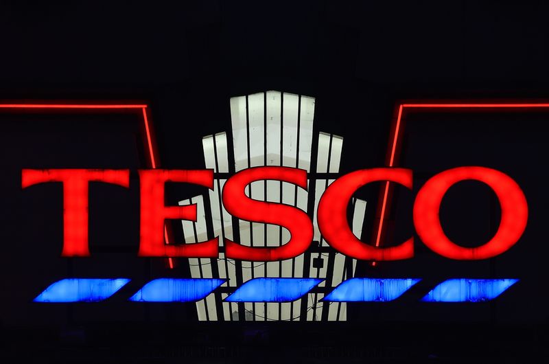 © Reuters. Insegna supermercato Tesco in un edificio art deco a est Londra