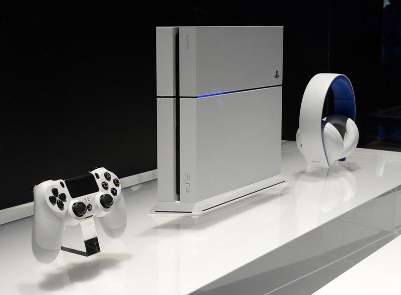 © Reuters. A white Sony Playstation 4 is on display at the 2014 Electronic Entertainment Expo, known as E3, in Los Angeles
